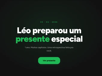 Tela de abertura do presente, em fundo quase preto: a data 05 · 04 · 2026 em verde, o título "Léo preparou um presente especial" em branco e verde, a linha "1 ano. Muitos capítulos. Uma retrospectiva feita pra você." e um botão verde escrito "Ver presente".